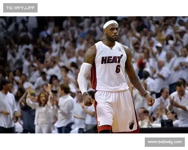 詹姆斯谈意外改踢中卫表示将全力适应新角色并保持高度专注